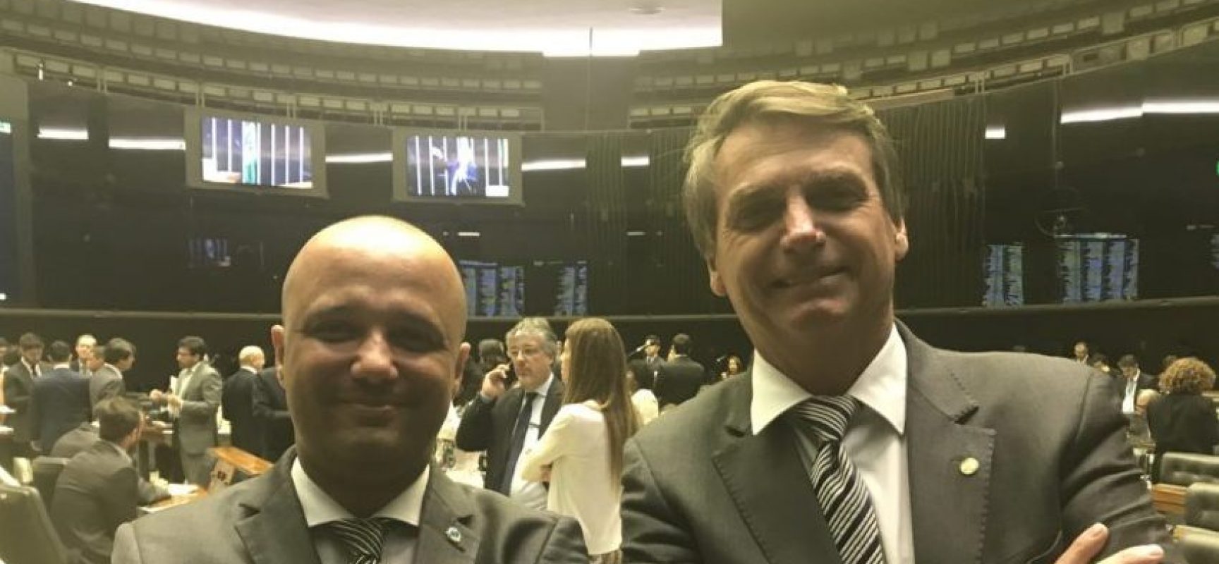 Major Vitor Hugo será o líder do governo na Câmara, confirma Bolsonaro