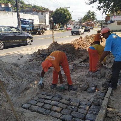 Prefeitura dá continuidade aos serviços de manutenção de ruas e praças de Ilhéus
