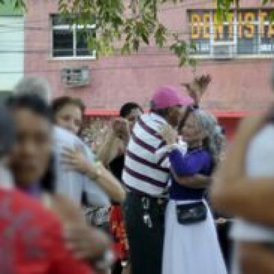 Atividades físicas e sociais protegem cérebro de danos do Alzheimer