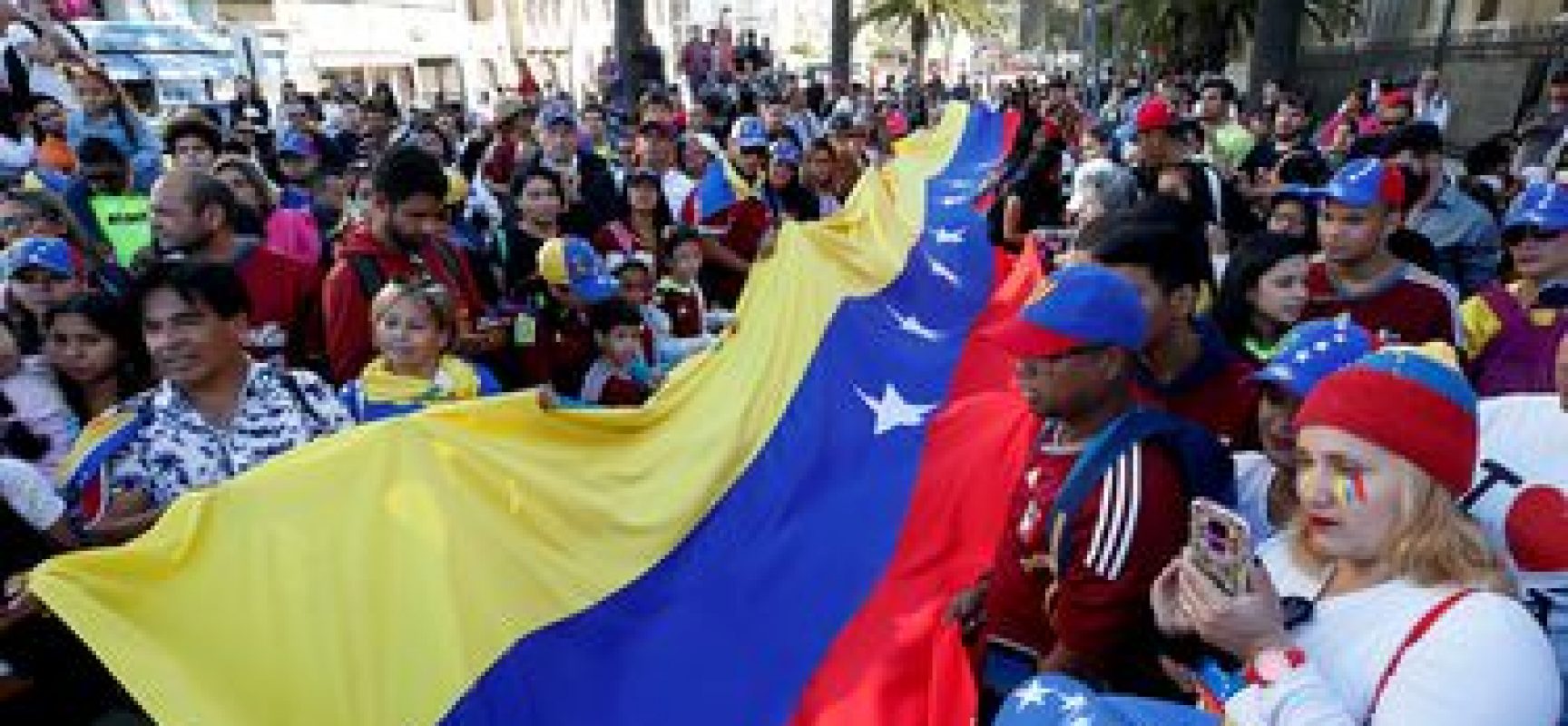 Parlamento, favorável a Maduro, suspende imunidade de Guaidó
