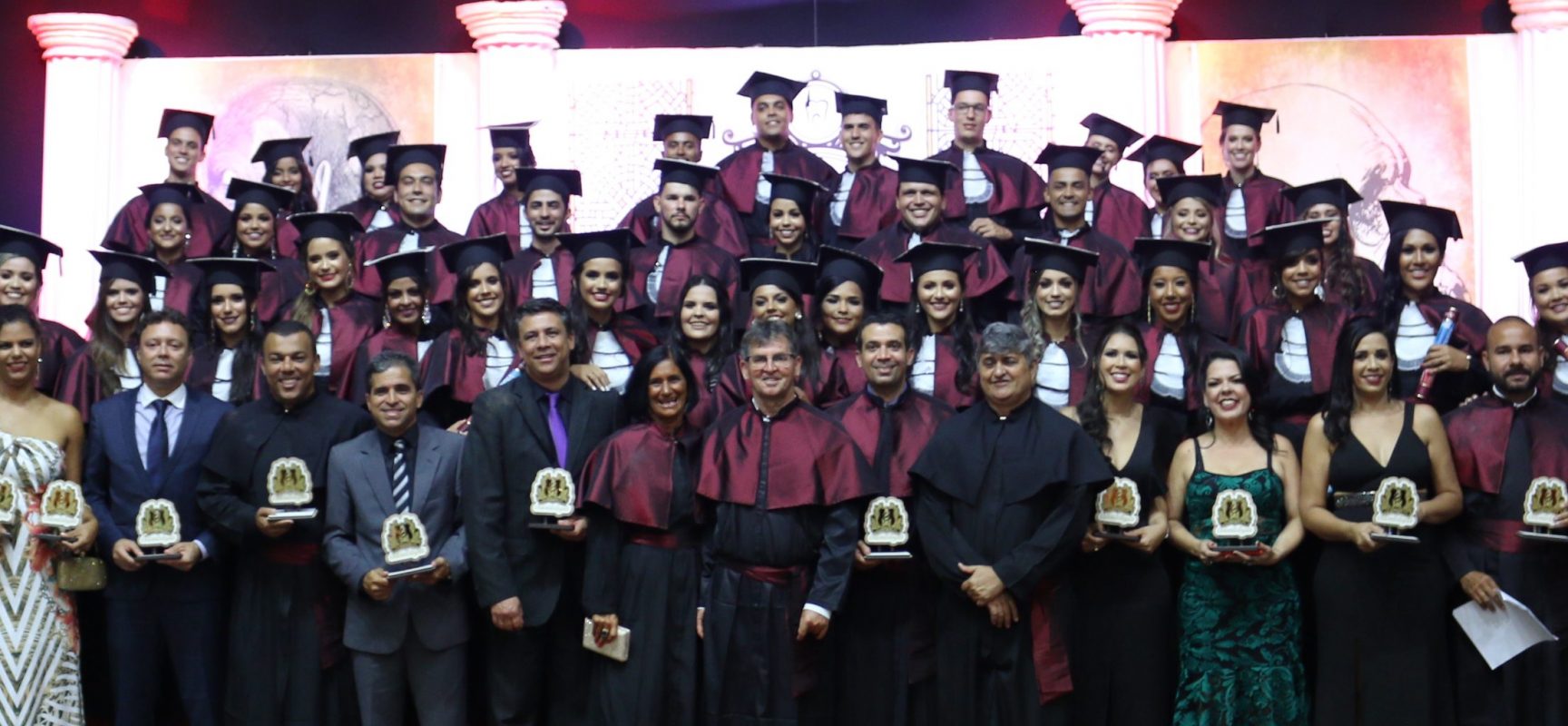 Faculdade de Ilhéus forma a terceira turma de Odontologia