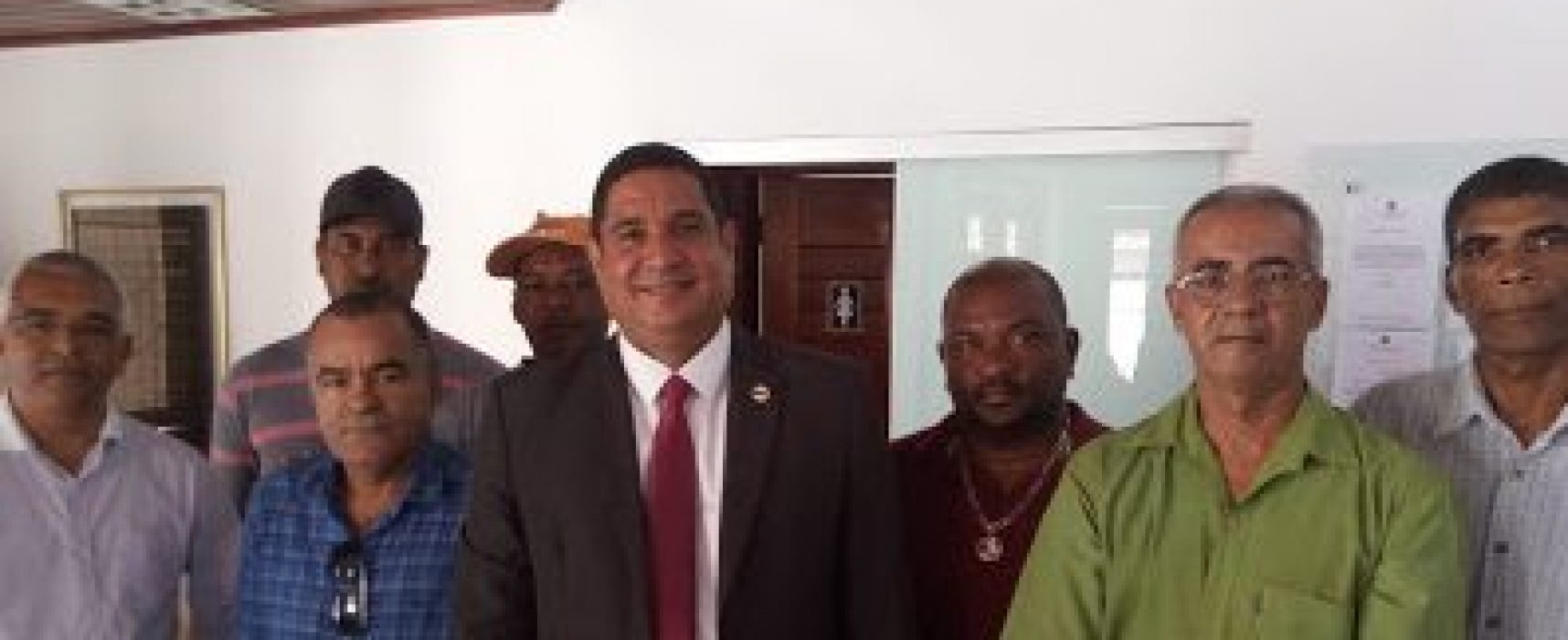 OAB doa alimentos para os servidores demitidos pelo prefeito de Ilhéus