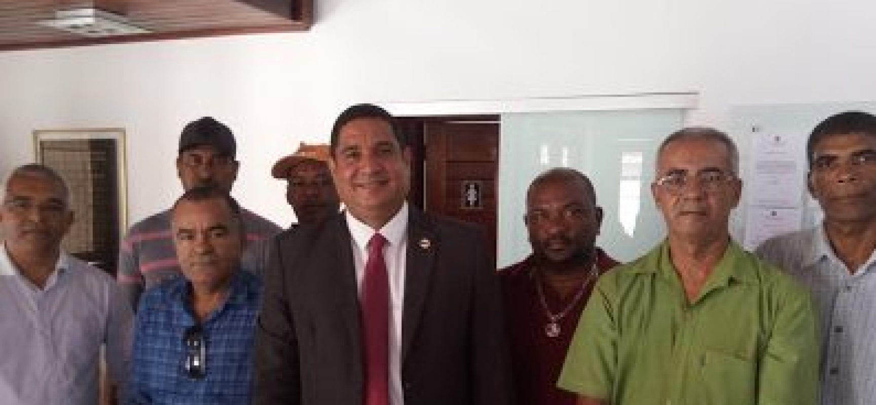 OAB doa alimentos para os servidores demitidos pelo prefeito de Ilhéus