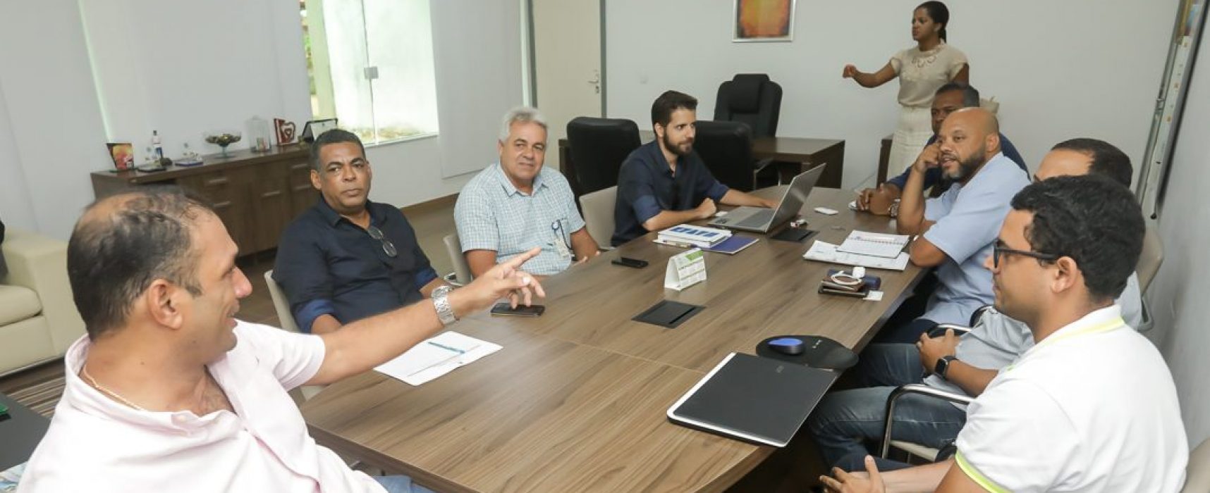 Prefeito discute Plano de Saneamento de Ilhéus com representantes da Embasa