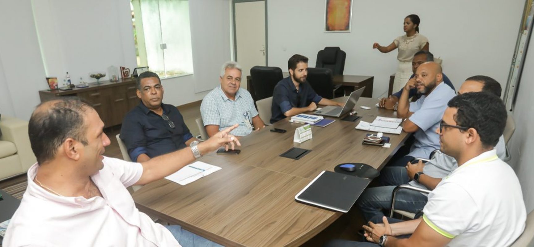 Prefeito discute Plano de Saneamento de Ilhéus com representantes da Embasa