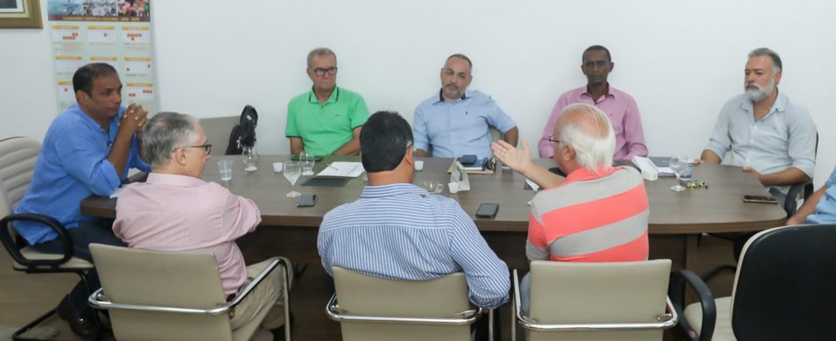 Prefeito discute reforma administrativa com representantes da indústria e comércio