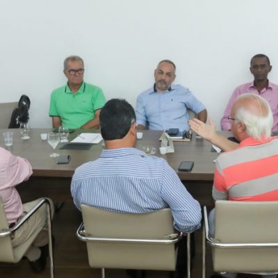 Prefeito discute reforma administrativa com representantes da indústria e comércio