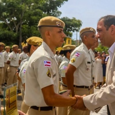 Prefeito participa da formatura de 160 novos soldados da Polícia Militar em Ilhéus