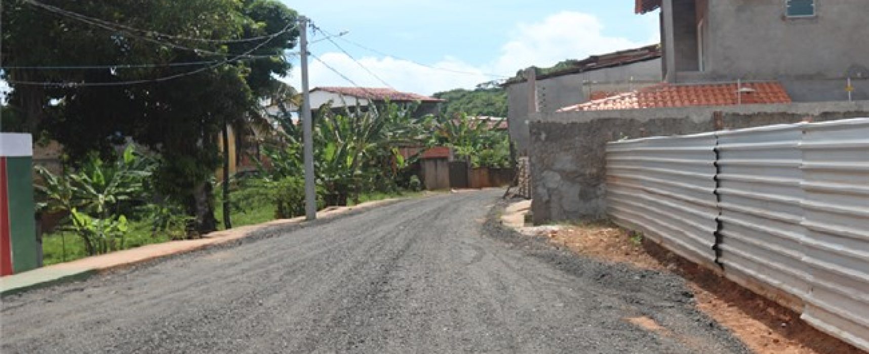 Prefeitura atende moradores e recupera 5ª Travessa da Rua da Linha, na Barra