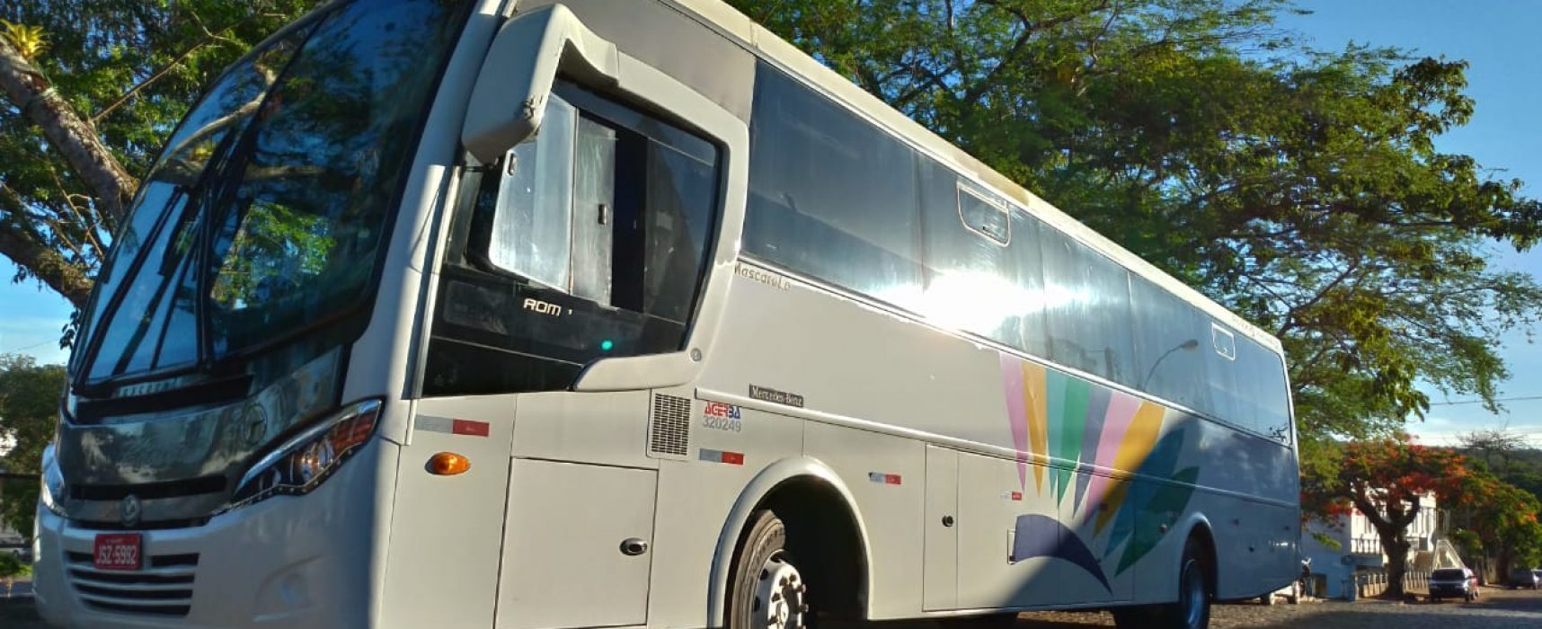 Prefeitura de Una entrega ônibus executivos para transporte de universitários