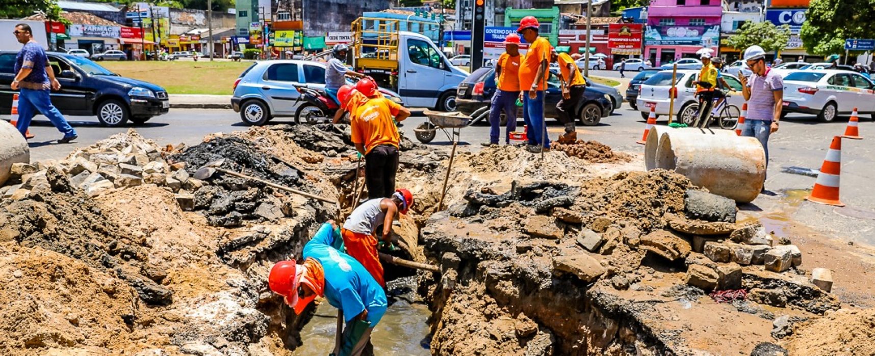 Prefeitura realiza serviços de manutenção da rede de drenagem pluvial na Praça Cairu