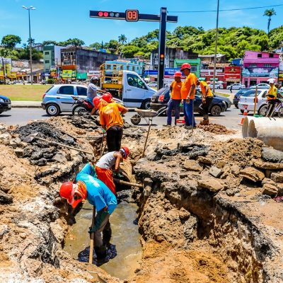 Prefeitura realiza serviços de manutenção da rede de drenagem pluvial na Praça Cairu