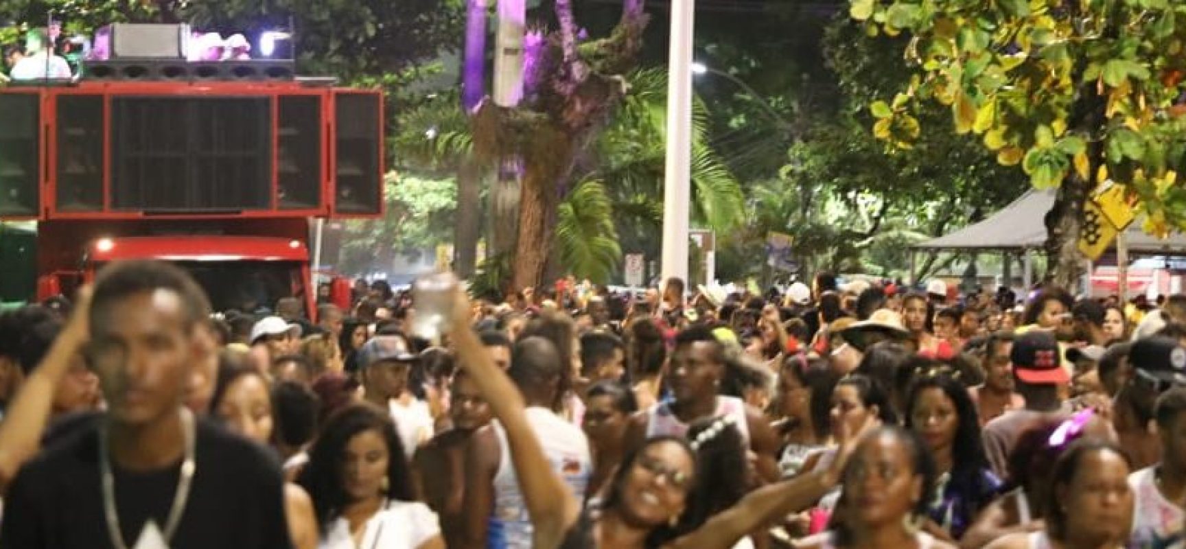 Em Ilhéus, foliões fazem carnaval na Avenida Soares Lopes