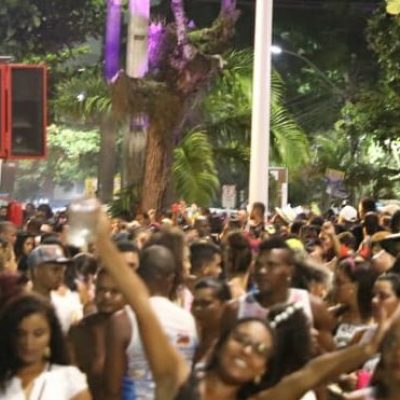 Em Ilhéus, foliões fazem carnaval na Avenida Soares Lopes