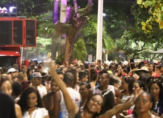 Em Ilhéus, foliões fazem carnaval na Avenida Soares Lopes