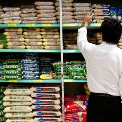 Inflação oficial sobe em fevereiro puxada por alimentação e educação