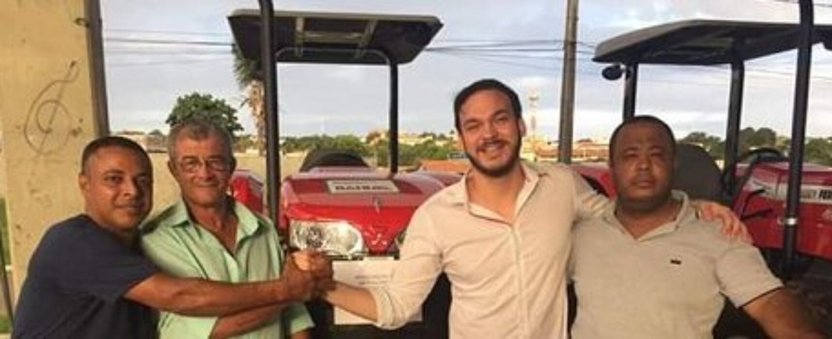 Vereador Paulo Meio Quilo entrega trator para Associação de Moradores e Agricultores do Rio do Engenho