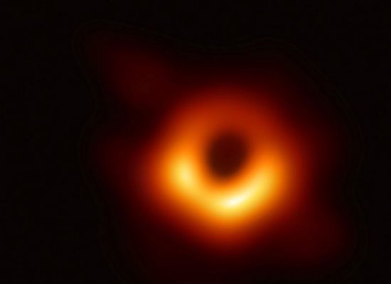 Imagens de buraco negro no espaço são registradas pela 1ª vez