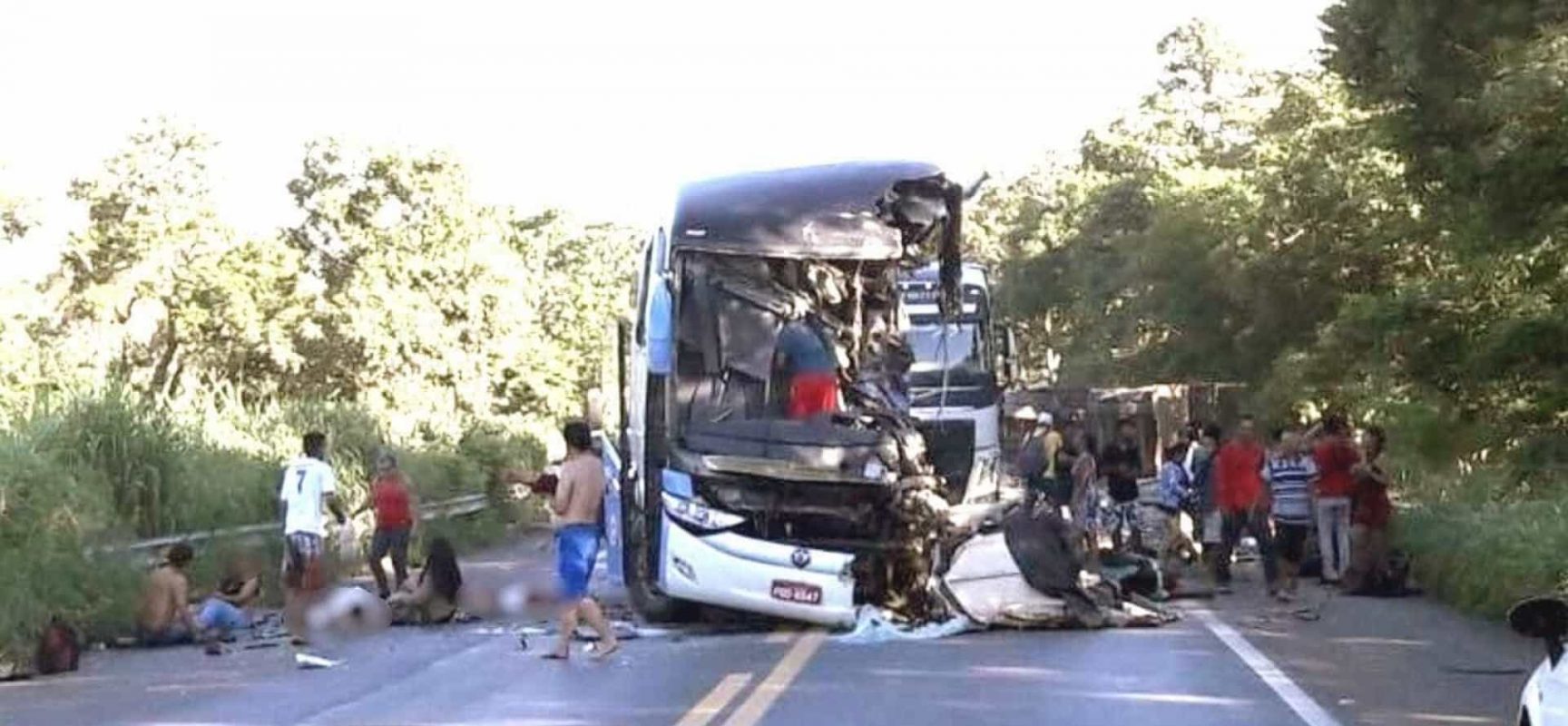 Colisão de carreta com ônibus do sub-15 do Bahia deixa 2 mortos
