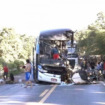 Colisão de carreta com ônibus do sub-15 do Bahia deixa 2 mortos