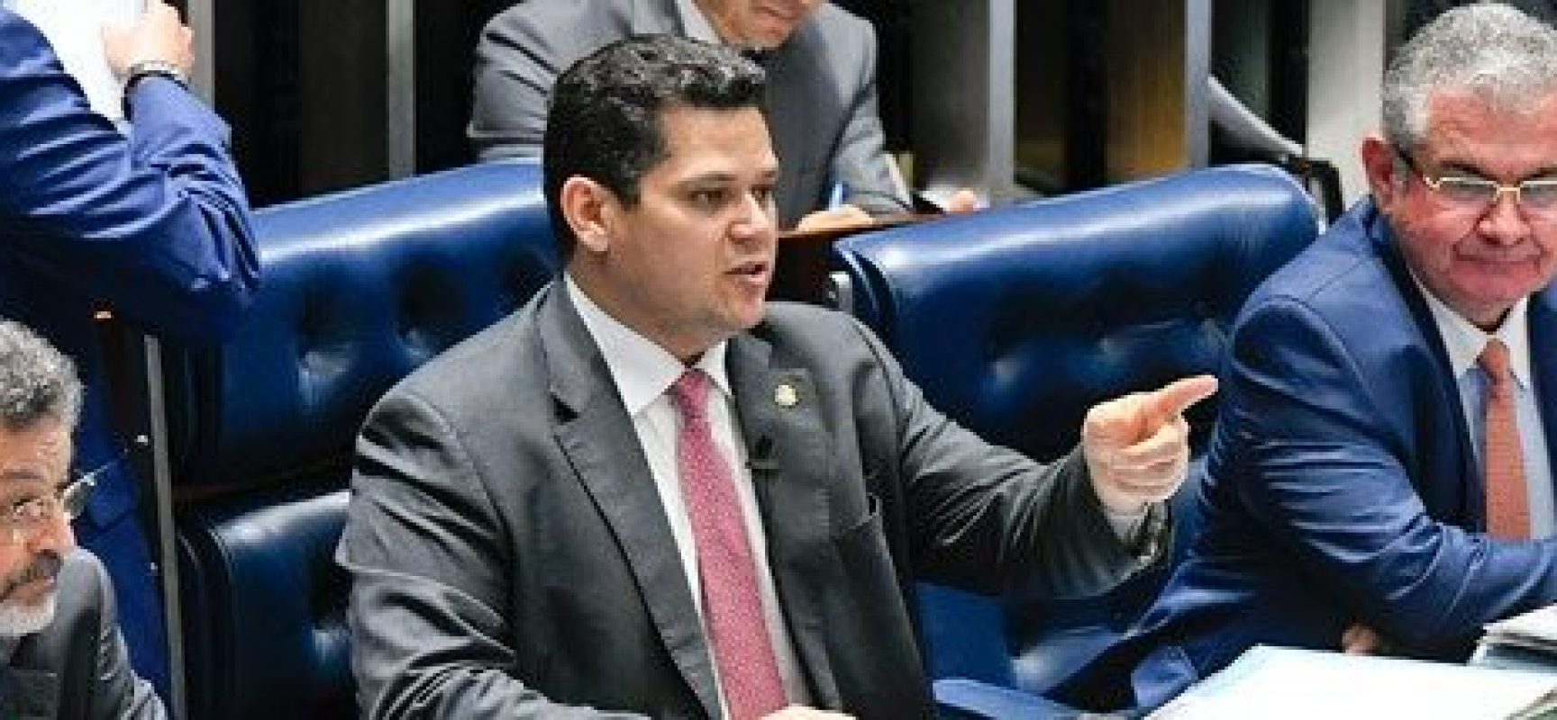 Alcolumbre devolve ao Planalto MP sobre escolha de reitor na pandemia