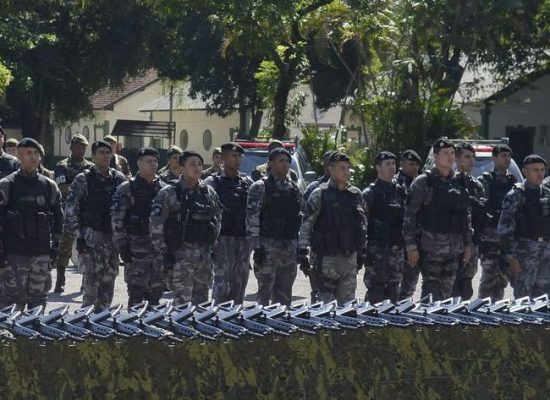 Exército entrega mil fuzis para Polícia Militar do Rio de Janeiro