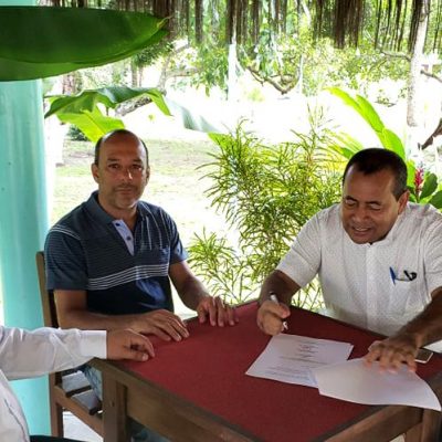 Prefeito de Itacaré assina acordo com sindicato para pagamento dos servidores