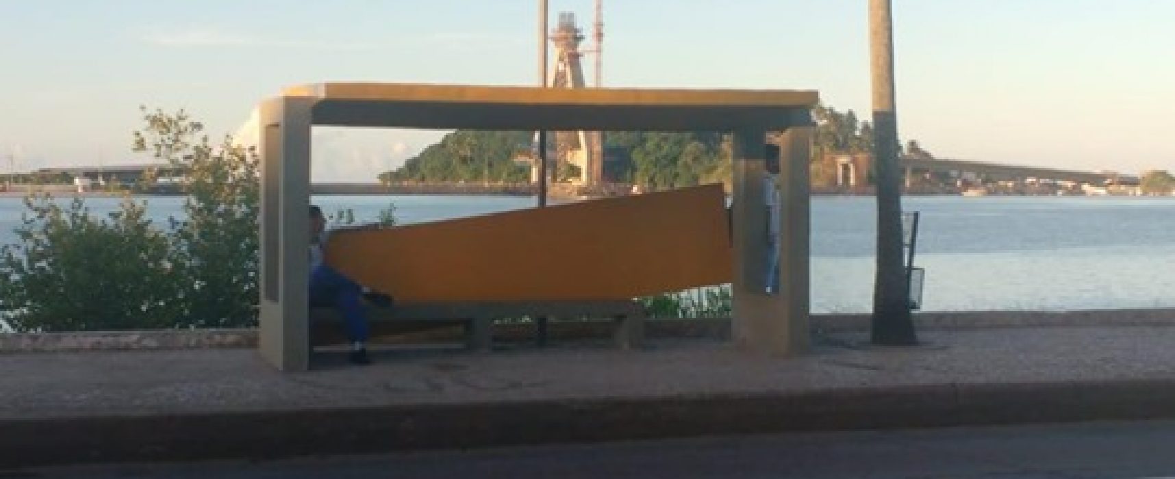 Câmeras do trânsito podem identificar vândalos que danificaram abrigos de ônibus