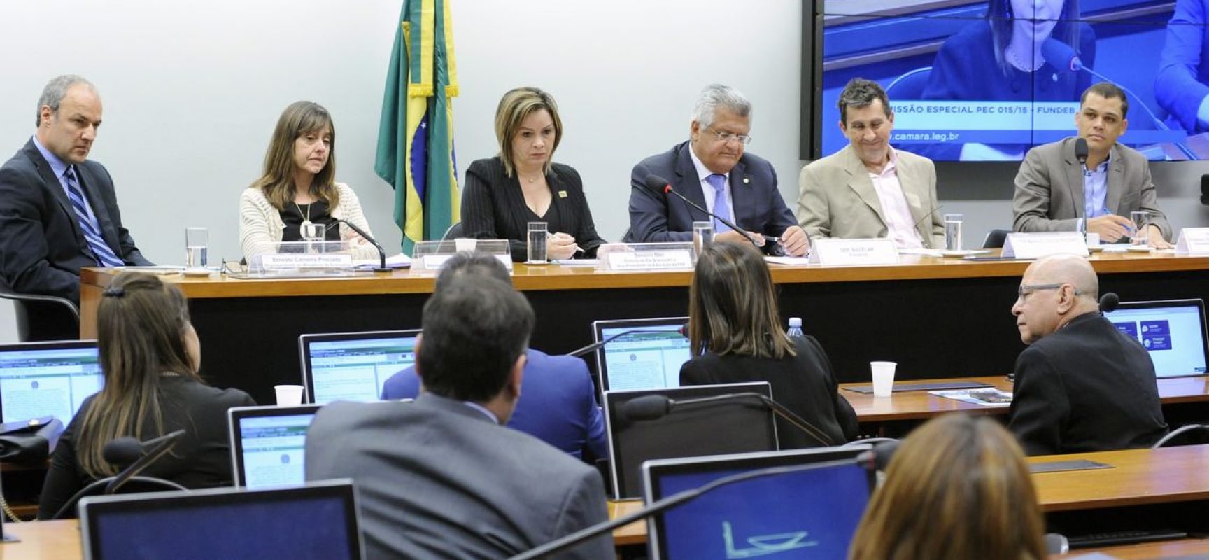 Professor defende aumentar em 5 vezes investimento em escolas públicas