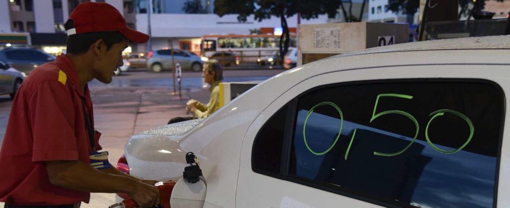 Preço médio da gasolina no país é de R$ 6,71 na semana, indica ANP