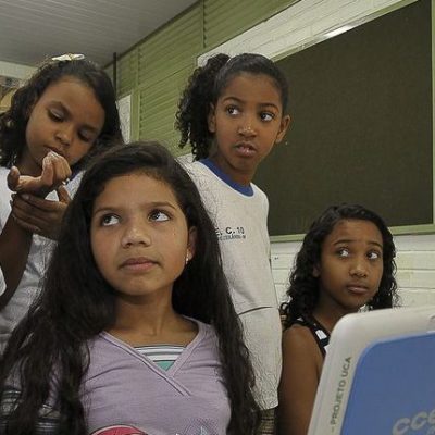 Menos da metade dos estudantes aprende sobre segurança na internet