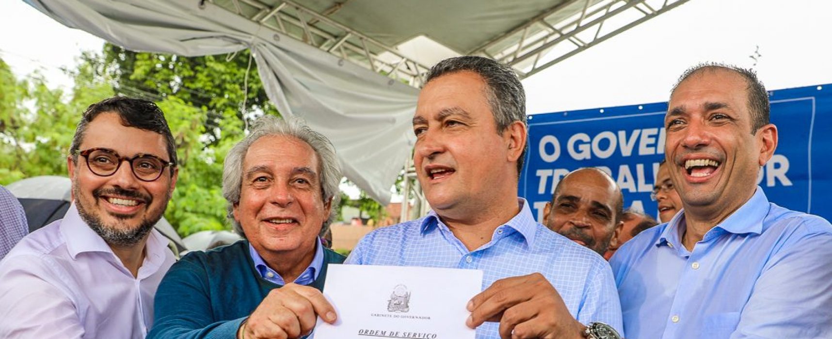 Prefeito de Ilhéus entrega pacotão de pedidos ao governador