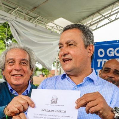 Prefeito de Ilhéus entrega pacotão de pedidos ao governador