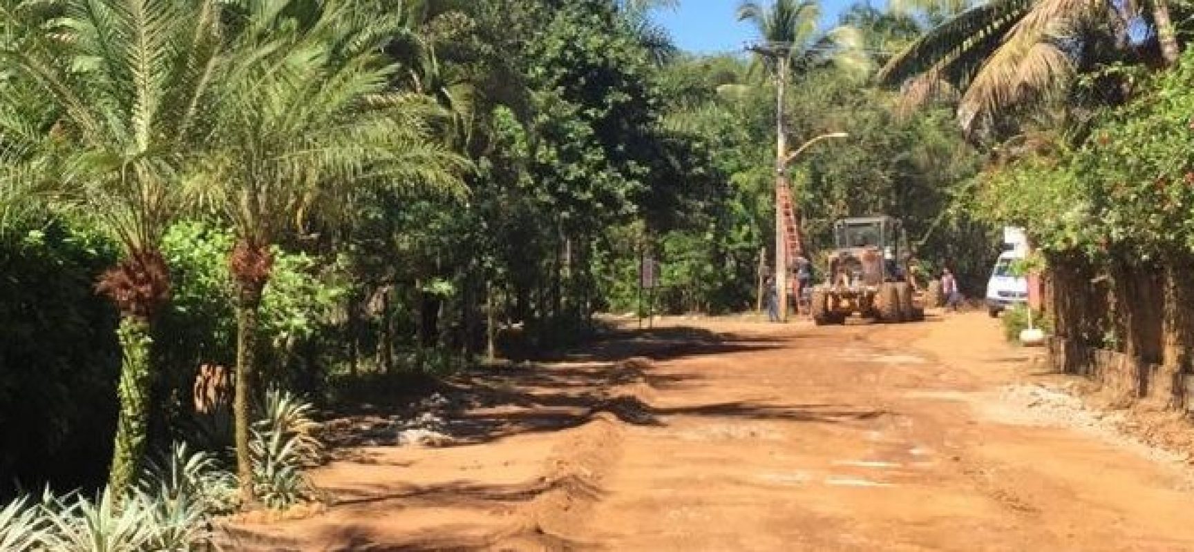 SERVIÇOS: Prefeitura de Itacaré realiza obras  de patrolamento da Praia da Concha