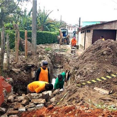 Prefeitura segue com ações de manutenção da rede pluvial em rua do Iguape