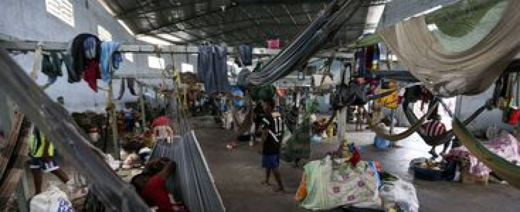 Venezuelanos enfrentam da mendicância à prostituição na saga para sair do país