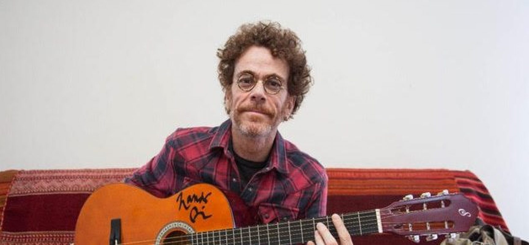 Nando Reis sorteará violão autografado em Ilhéus