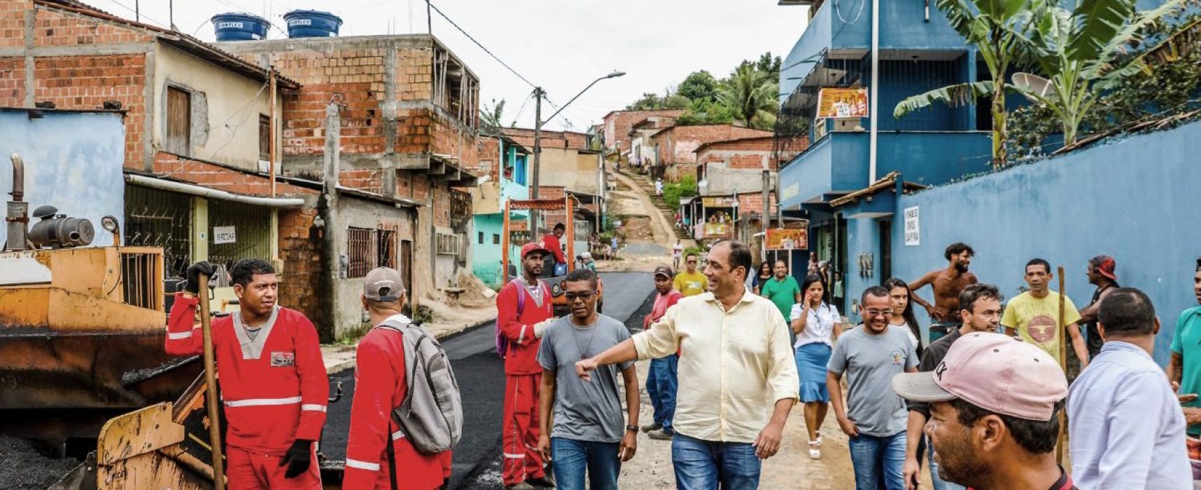 Prefeito de Ilhéus vistoria obras de asfaltamento no Nossa Senhora da Vitória