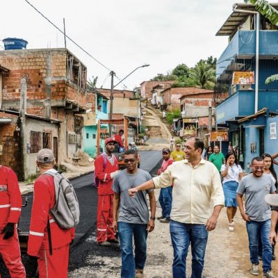 Prefeito de Ilhéus vistoria obras de asfaltamento no Nossa Senhora da Vitória