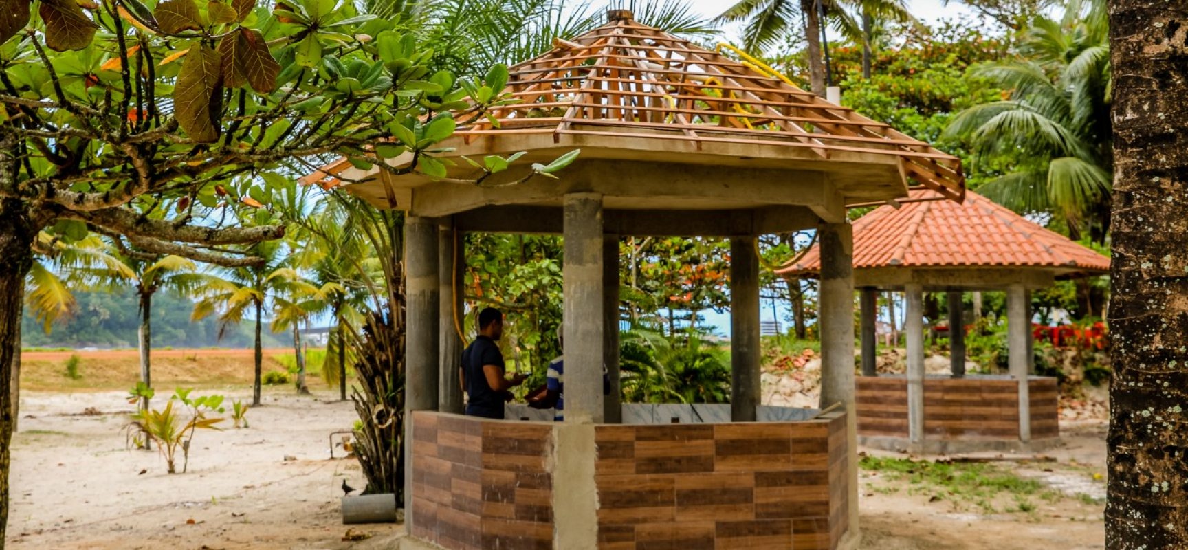 Prefeito e cabaneiros da Soares Lopes assinam termo para uso dos quiosques