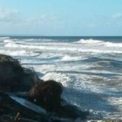 Prefeitura monta força-tarefa para conter avanço do mar na zona norte de Ilhéus
