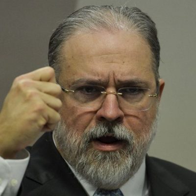 Bolsonaro assina nomeação de Augusto Aras na PGR