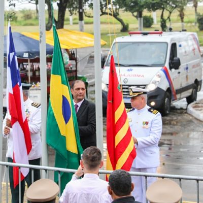 População enfrenta chuva para acompanhar o desfile de 7 de Setembro em Ilhéus