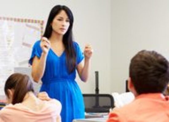 SIMETRIA: Professora municipal com mais de 2/3 da jornada em sala de aula vai receber horas extras