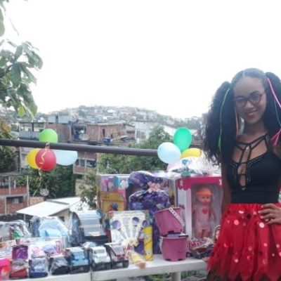 ALEGRIA, ALEGRIA: Lu Cerqueira dando sua contribuição no Dia da Criança