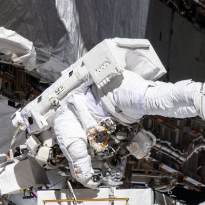 Astronautas fazem primeira caminhada 100% feminina no espaço