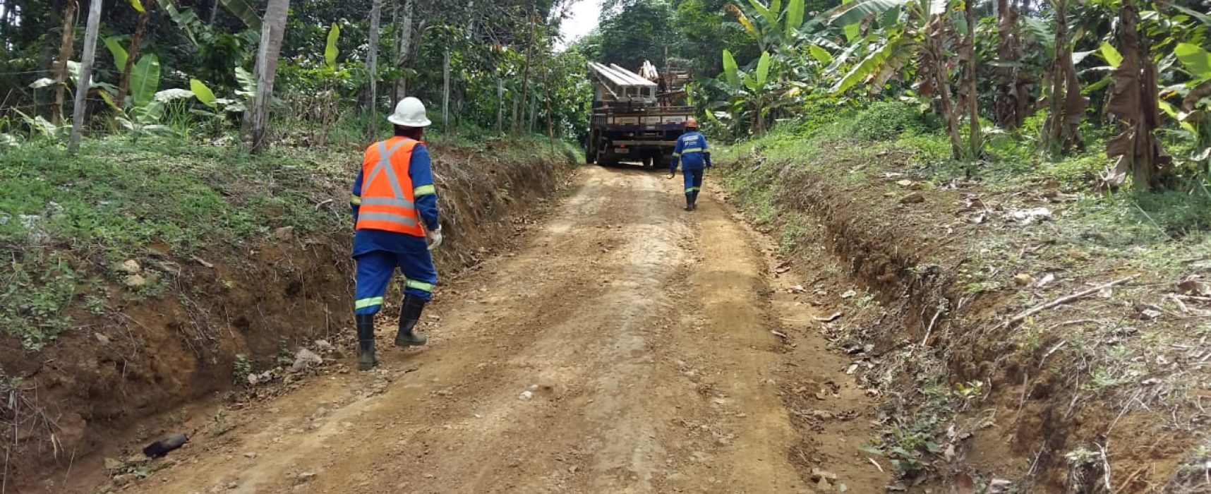 Coelba e Prefeitura de Itacaré realizam eletrificação na região de Serra de Água