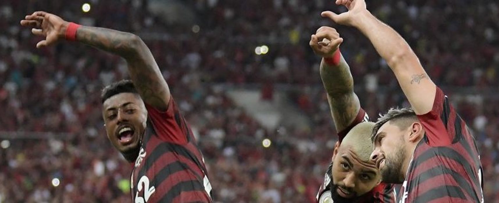 Flamengo vence Palmeiras e segue na luta pelo título
