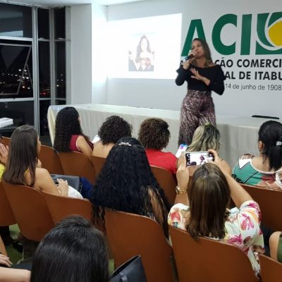 Empreendedores são orientados sobre o sucesso nos negócios e inteligência emocional