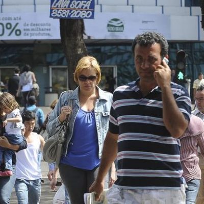 Taxa de desemprego no Brasil cai para 11,8%, revela IBGE